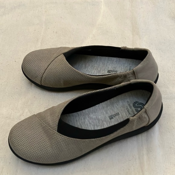 Clarks Cloudsteppers 8s loafer. Round toe,elastic stretch heel. Suede taupe top. - Picture 1 of 4